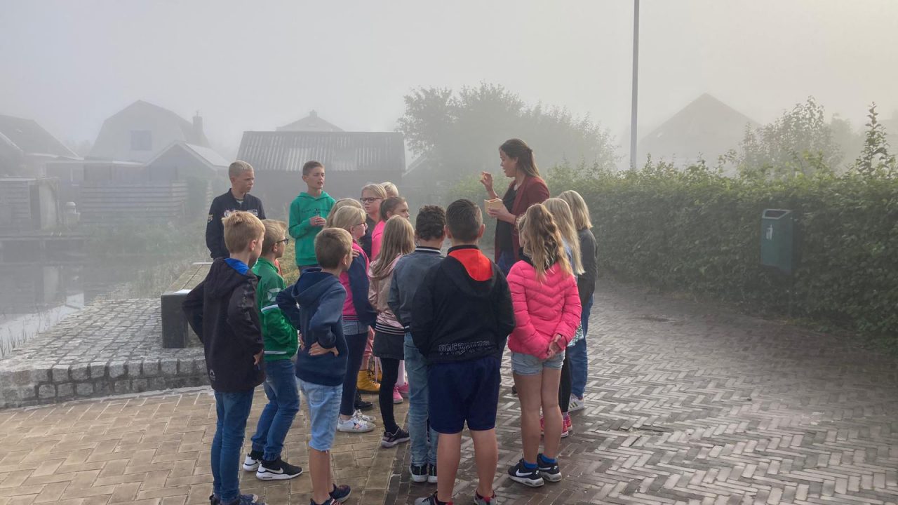 VIDEO: Buitenlesdag voor leerlingen basisschool CBS De Welle in Burdaard