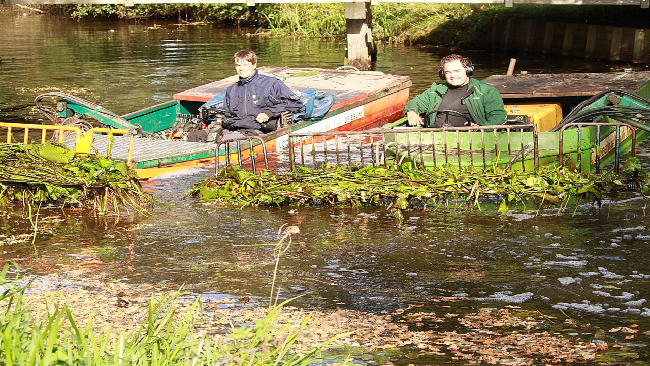 Maaiboten in de vaart bij Surhuisterveen