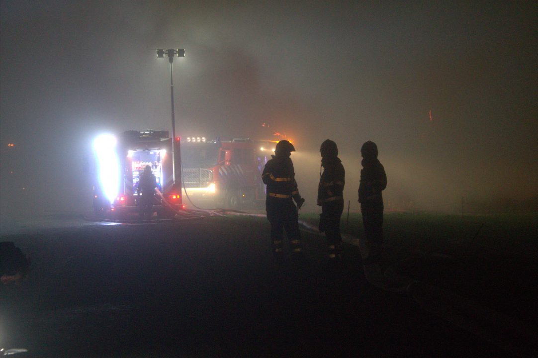 Grote loodsen in Munnekezijl verwoest door felle brand