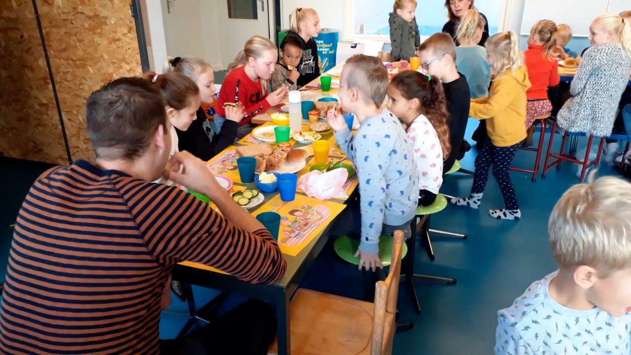 VIDEO: Smikkelen en smullen tijdens het Nationaal Schoolontbijt op CBS ’t Oegh