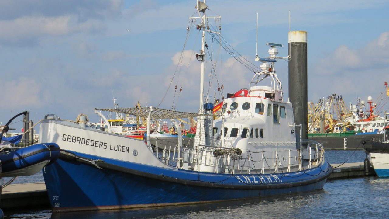 IJsgang op het Wad, historische reddingboot Gebroeders Luden schiet te hulp