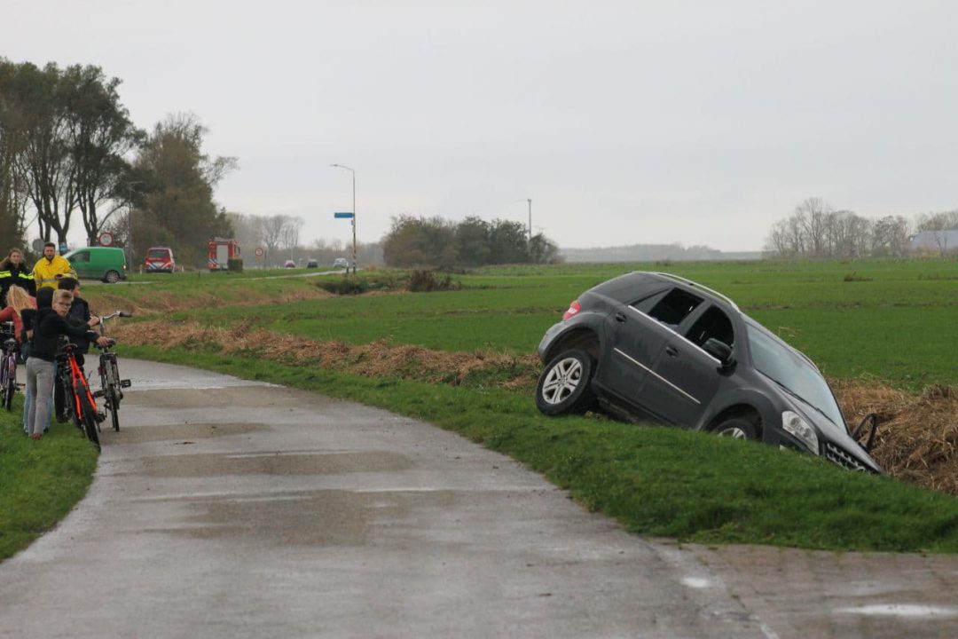Auto in sloot in Oosternijkerk, bestuurder naar het ziekenhuis