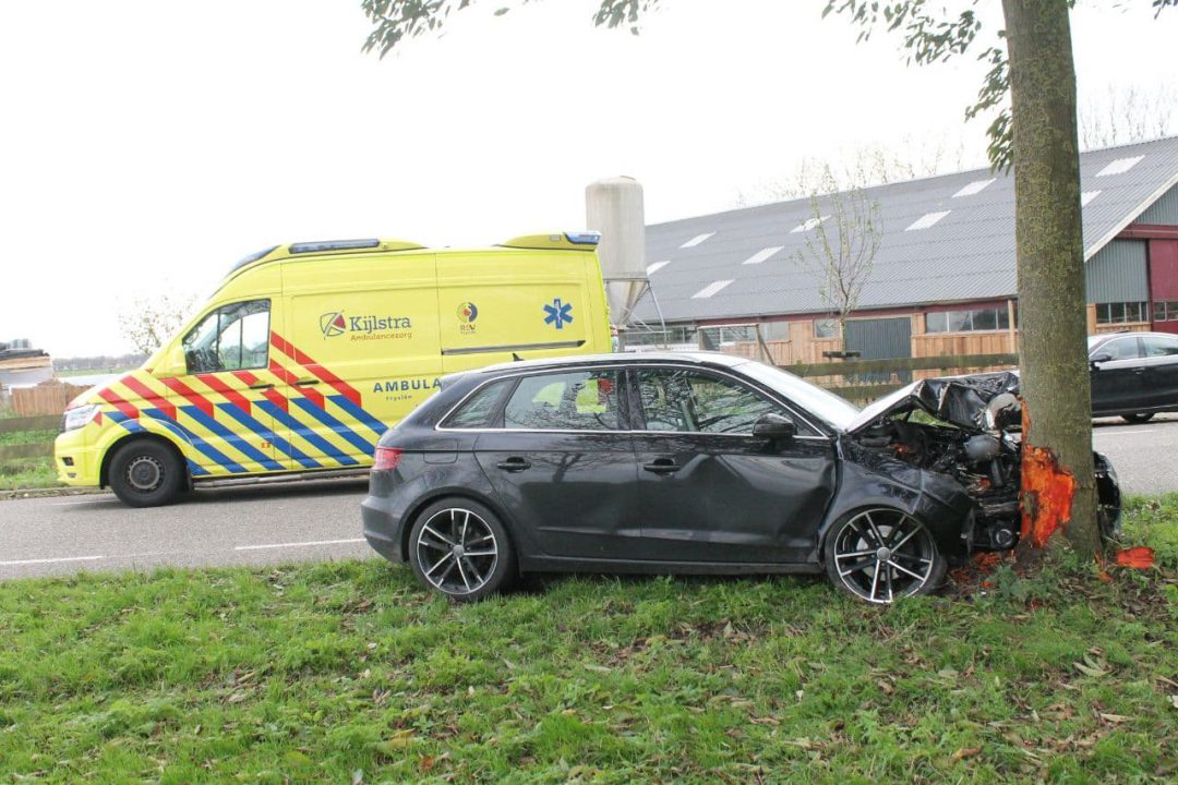 Man botst met auto tegen boom en raakt gewond