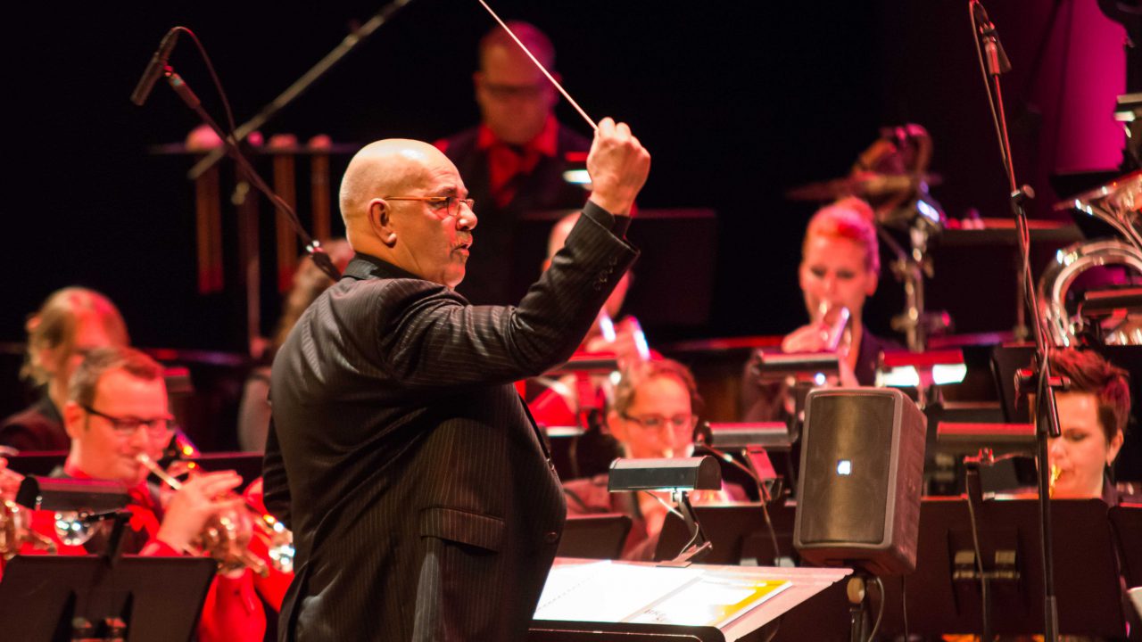 VIDEO: Klaas van der Woude stopt als dirigent van De Bazuin Oenkerk