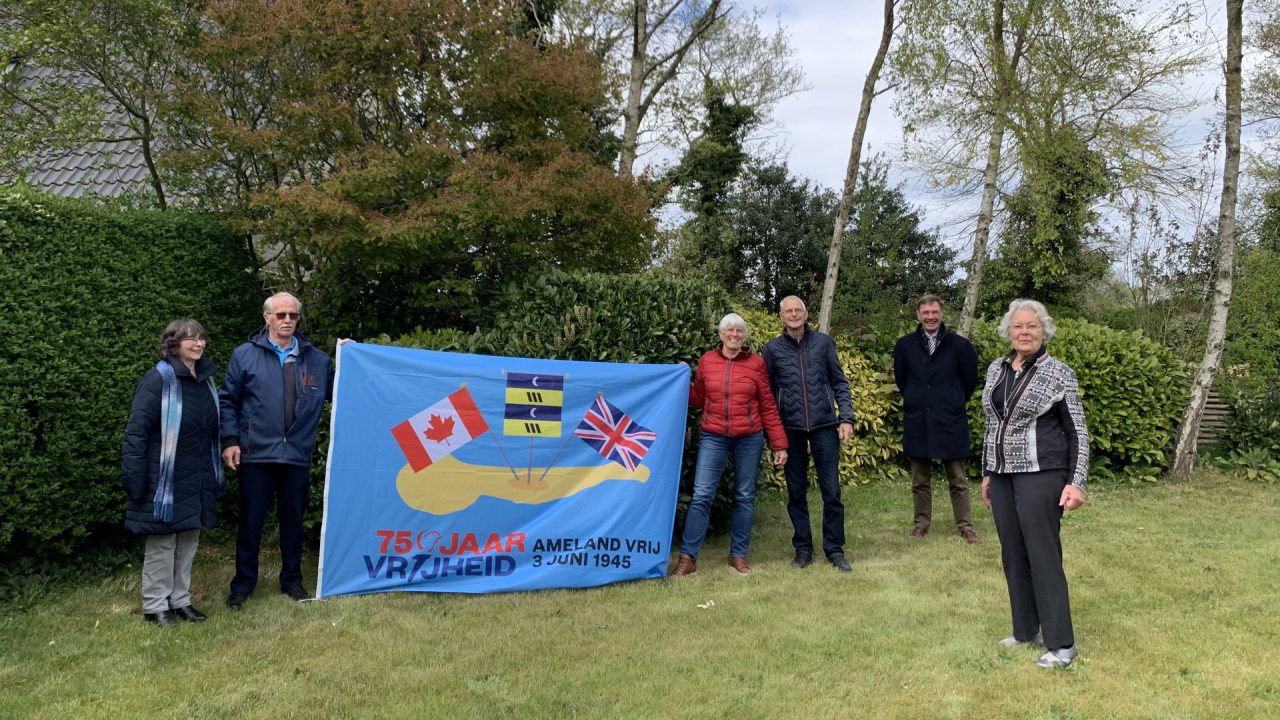 Politie Ameland zoekt eigenaren bevrijdingsvlag -.