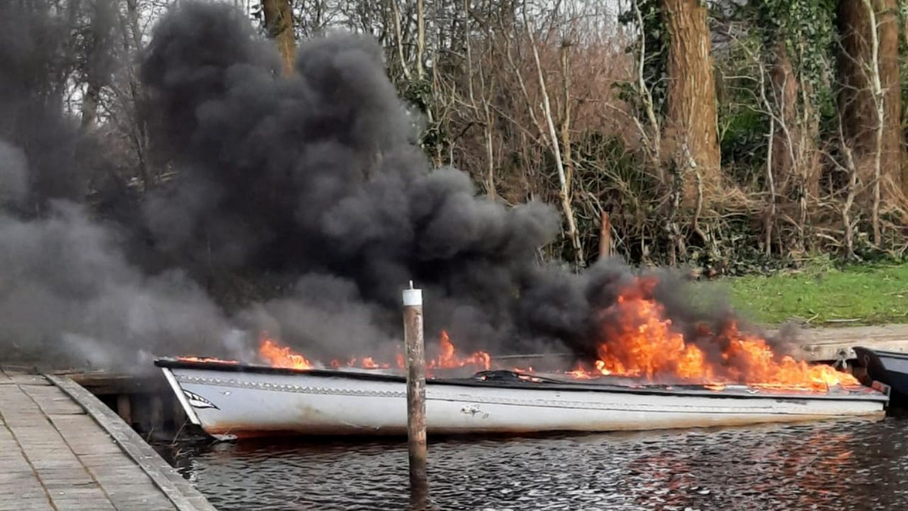 Polyesterbootje compleet verwoest door brand
