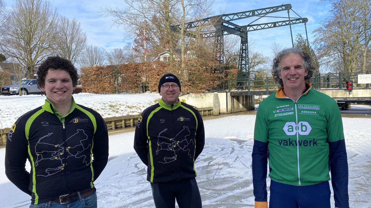 VIDEO / AUDIO: Eerste schaatsers aangekomen bij café Moarkswâl in Aldtsjerk: namen vereeuwigd
