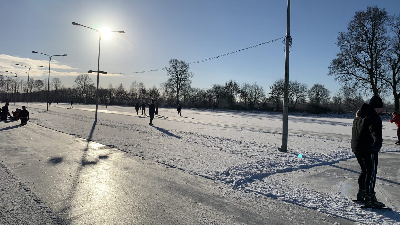 VIDEO: IJsbaan Twijzel open, schoolkinderen geen les maar ijspret