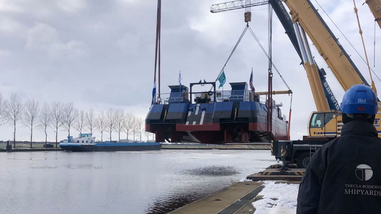 Tewaterlating duwboot bij Barkmeijer Shipyards in Stroobos