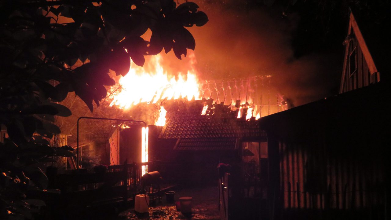 VIDEO: Zeer grote brand in schuur aan Wedzebuorren in Twijzel