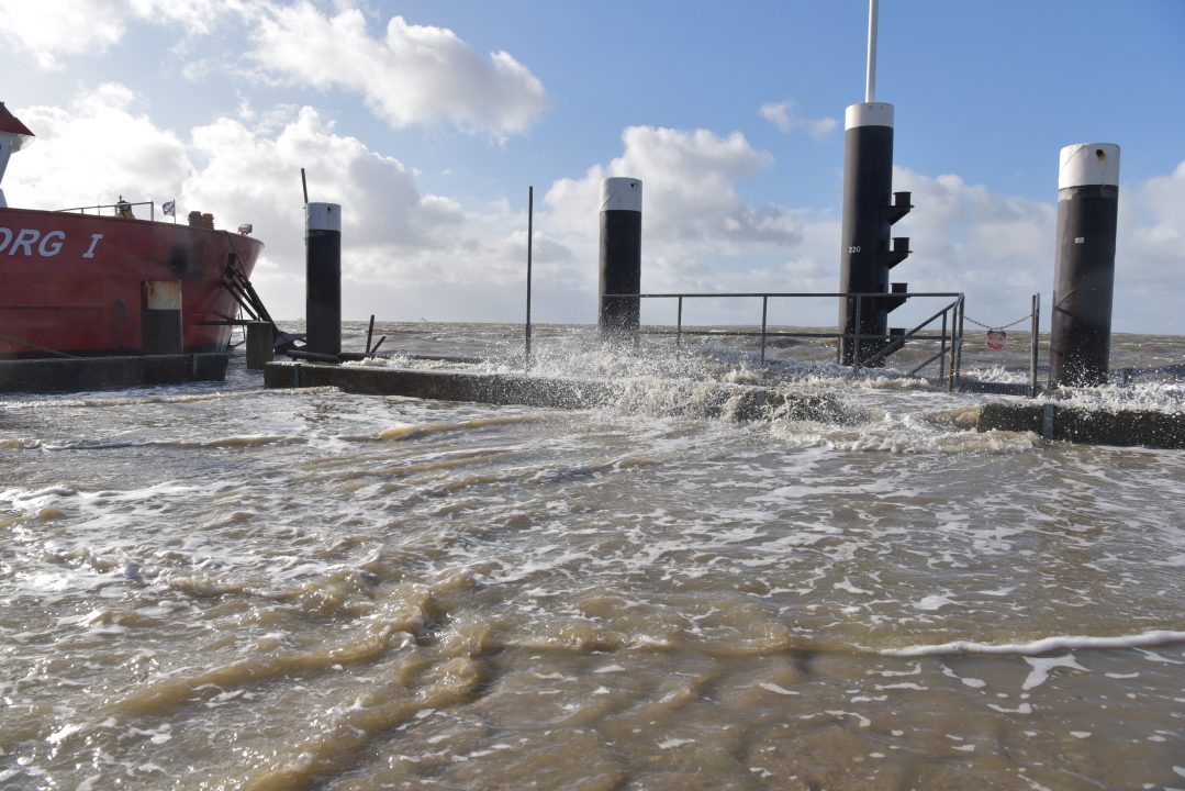 Hoog water bij de pier in Holwerd