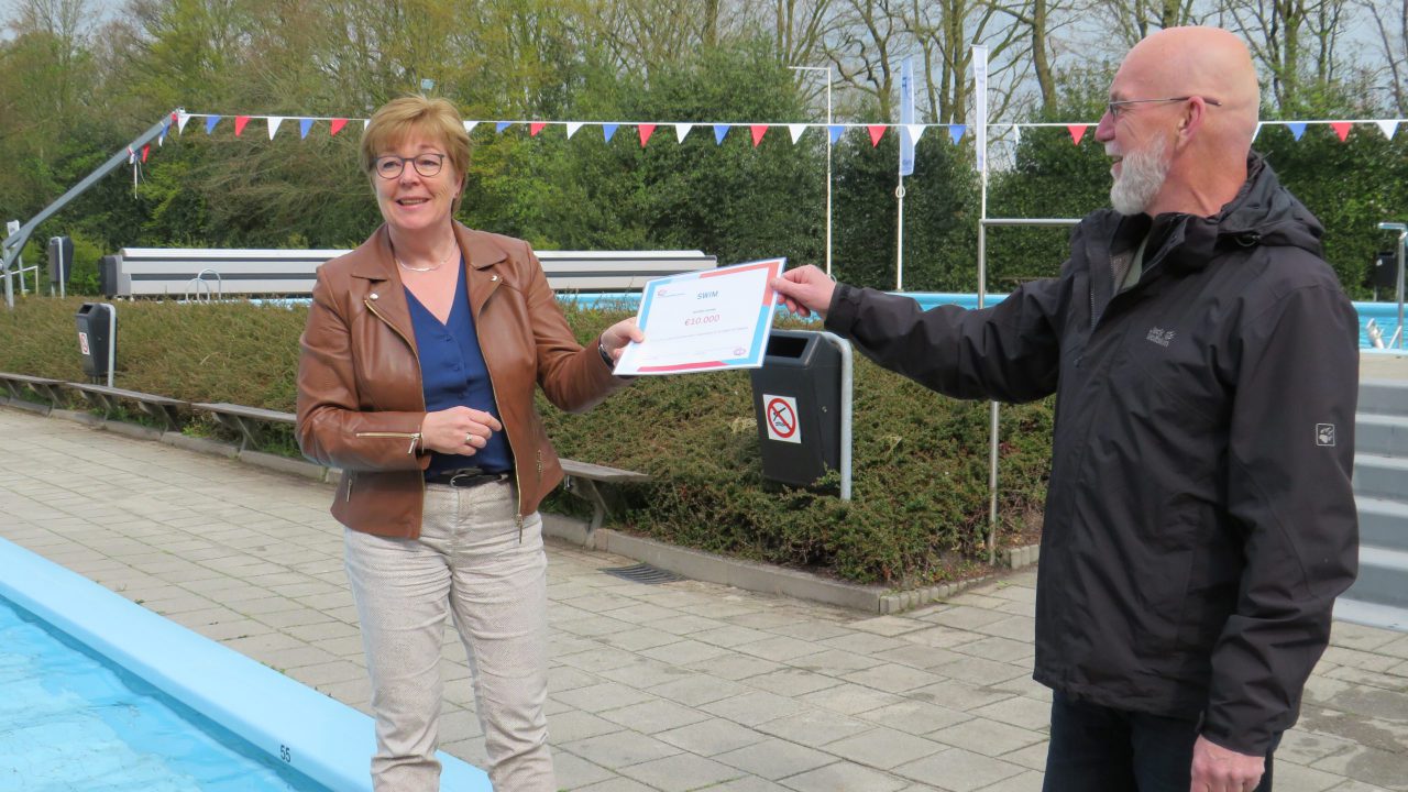 VIDEO: Openluchtzwembad Gytsjerk blijft open