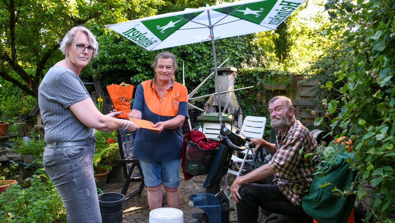 Triemen in oranje bloemen gezet