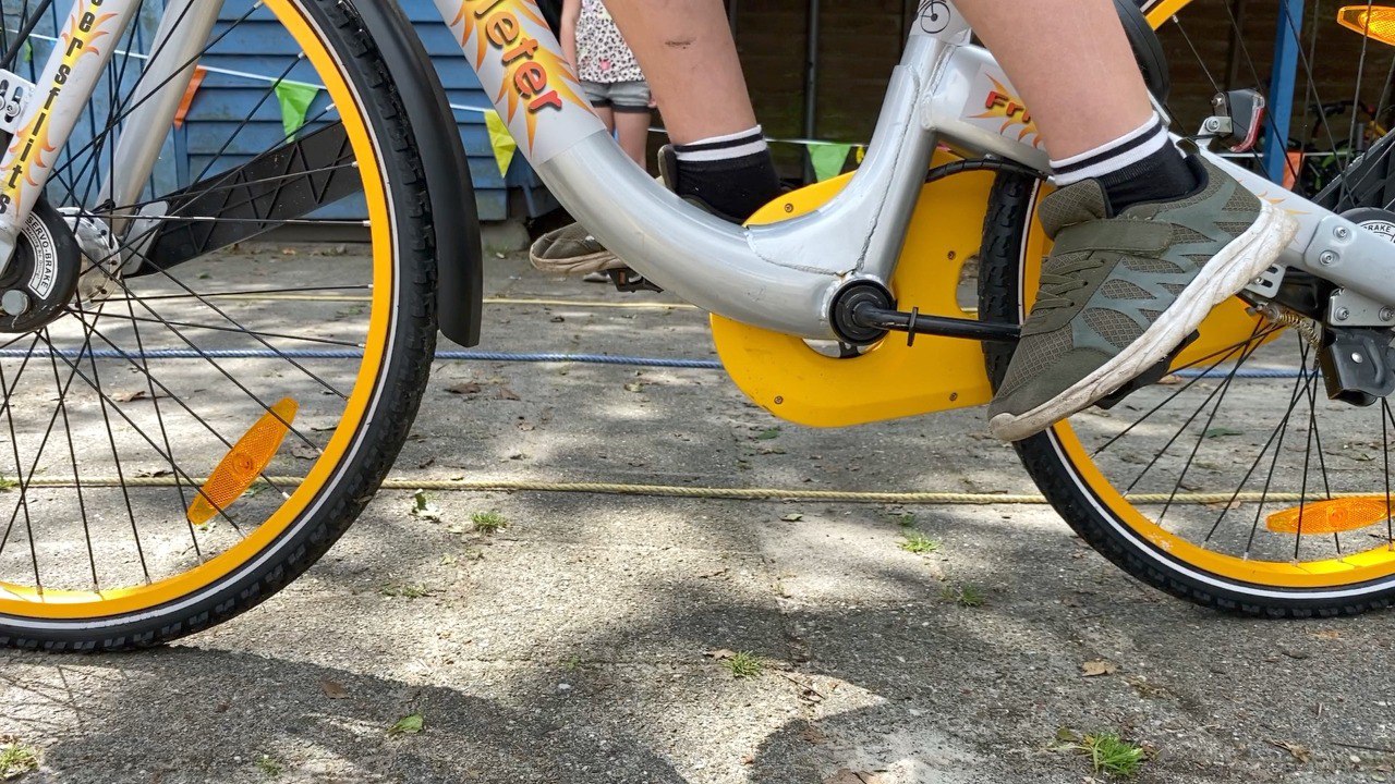 VIDEO: Lennert uit Sumar is de állerlangzaamste fietser van Fryslân