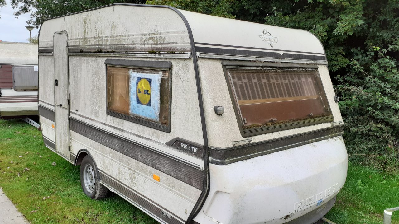 UPDATE: Caravans gedumpt op parkeerplaats in Munnekezijl