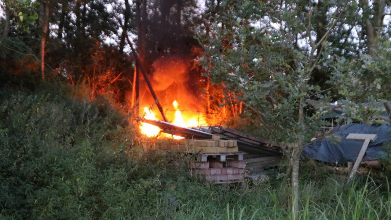 Zendmast in brand op de Achterwei in De Falom