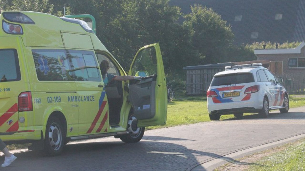 Twee auto´s in botsing op de Trekwei bij Driezum