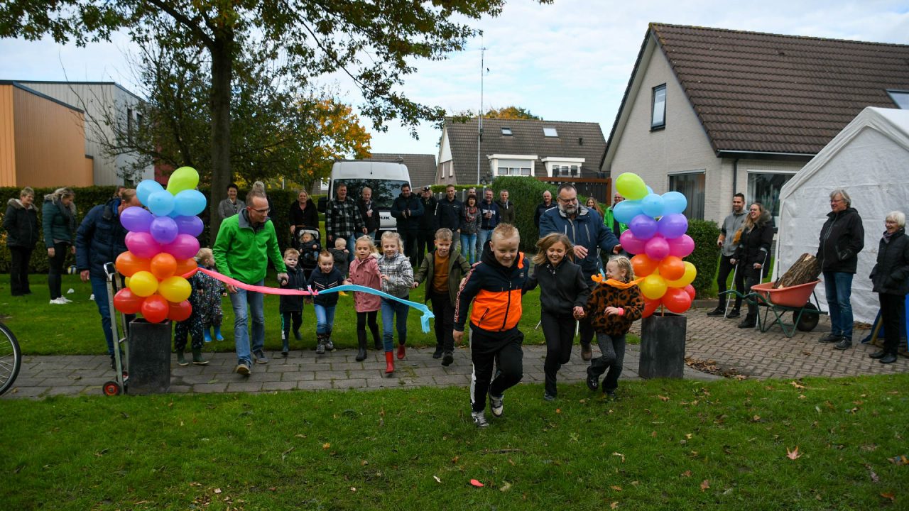 Nieuwe speeltoestellen Kollumerzwaag officieel in gebruik genomen