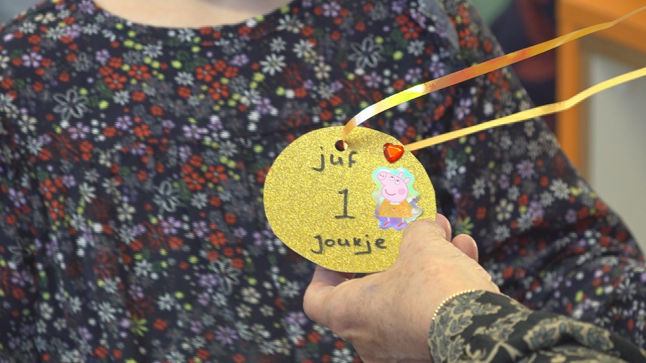 VIDEO: ‘Gouden dag’ van de leraar: Juf Joukje in het zonnetje in Sumar