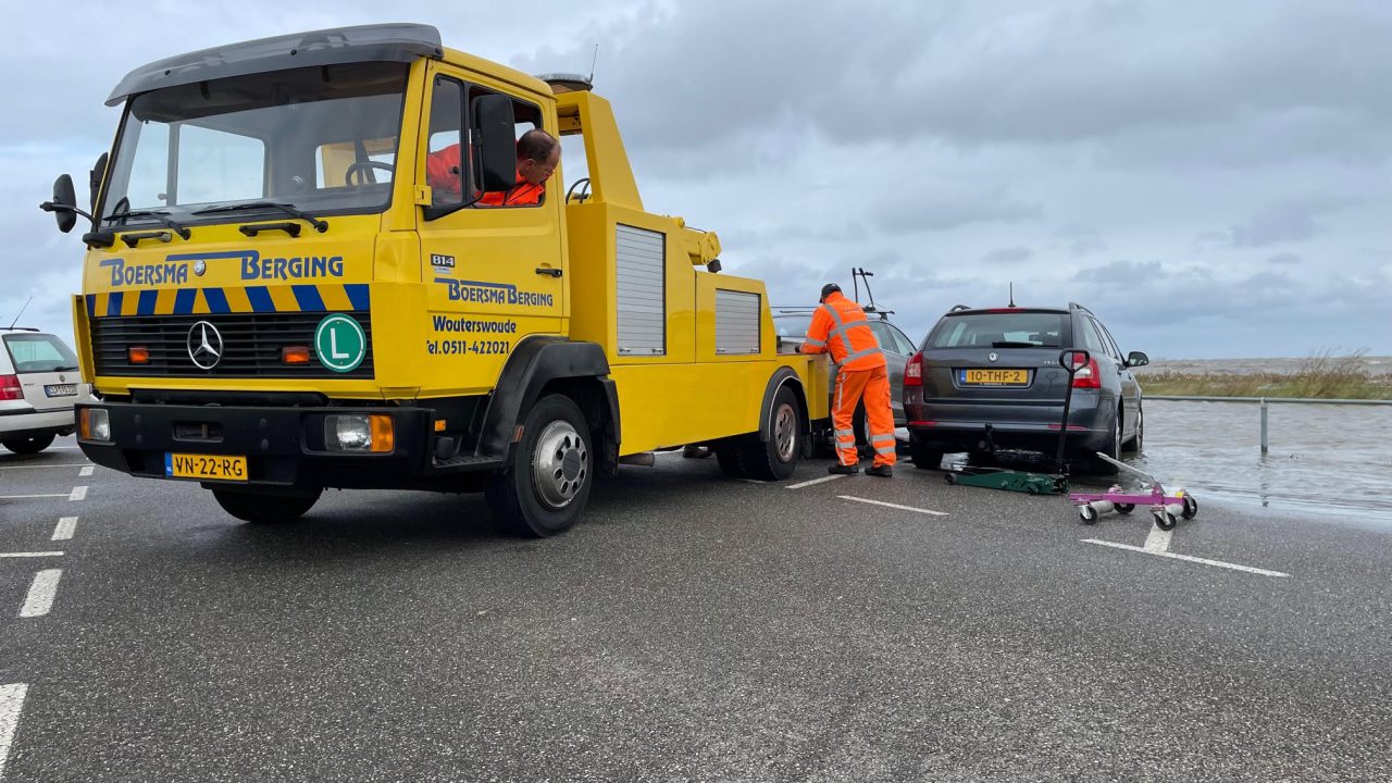 VIDEO: Auto’s weggesleept vanwege hoog water bij Holwerd