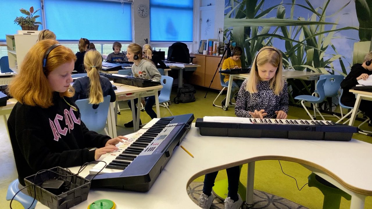 VIDEO: Wekelijkse muziekles op BMS De Greide in Jistrum