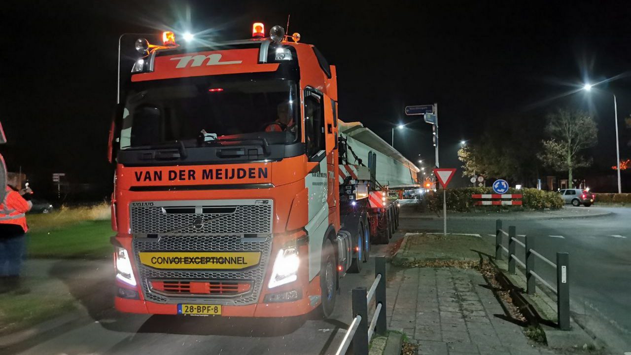 VIDEO: 70 meter lange kokerliggers onderweg naar Kampen - RTV NOF