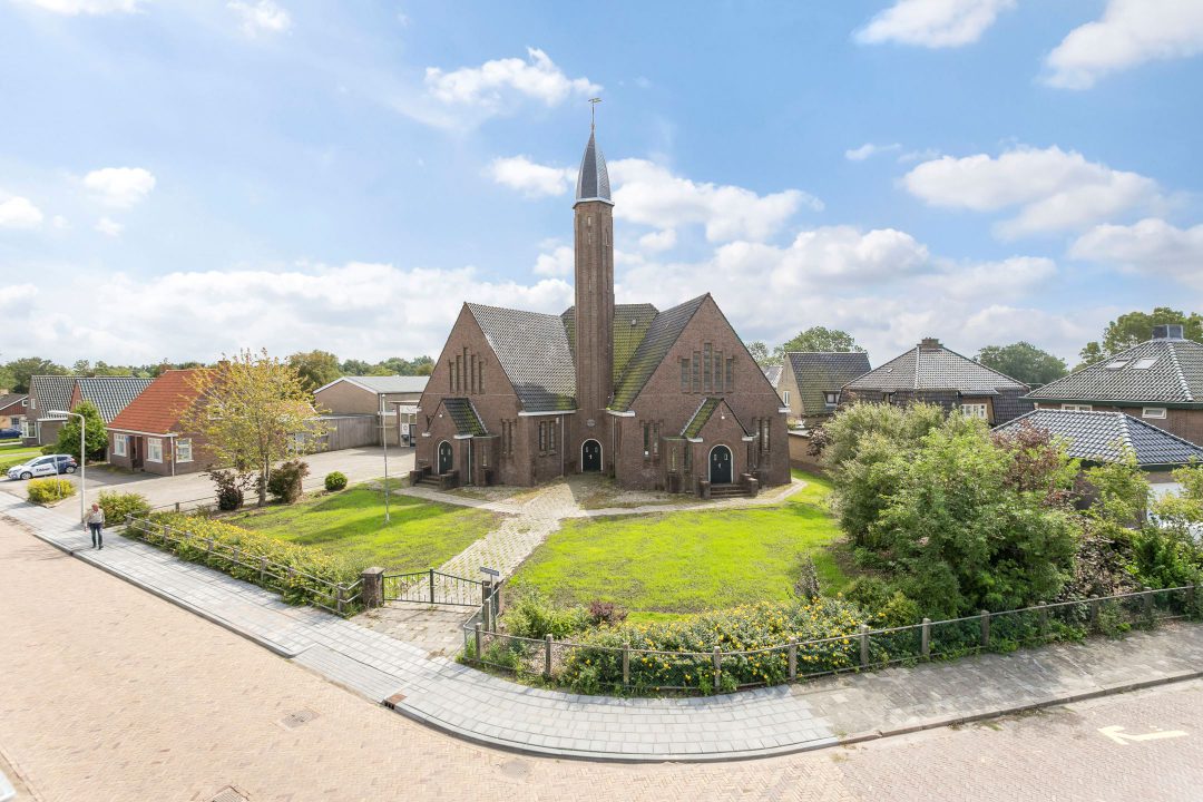 Voormalige gereformeerde kerk Holwerd verkocht aan Buitenposter bouwbedrijf