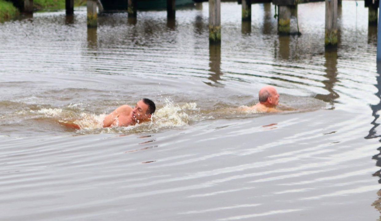 VIDEO: Toch kleine Nieuwjaarsduik in Burum - RTV NOF