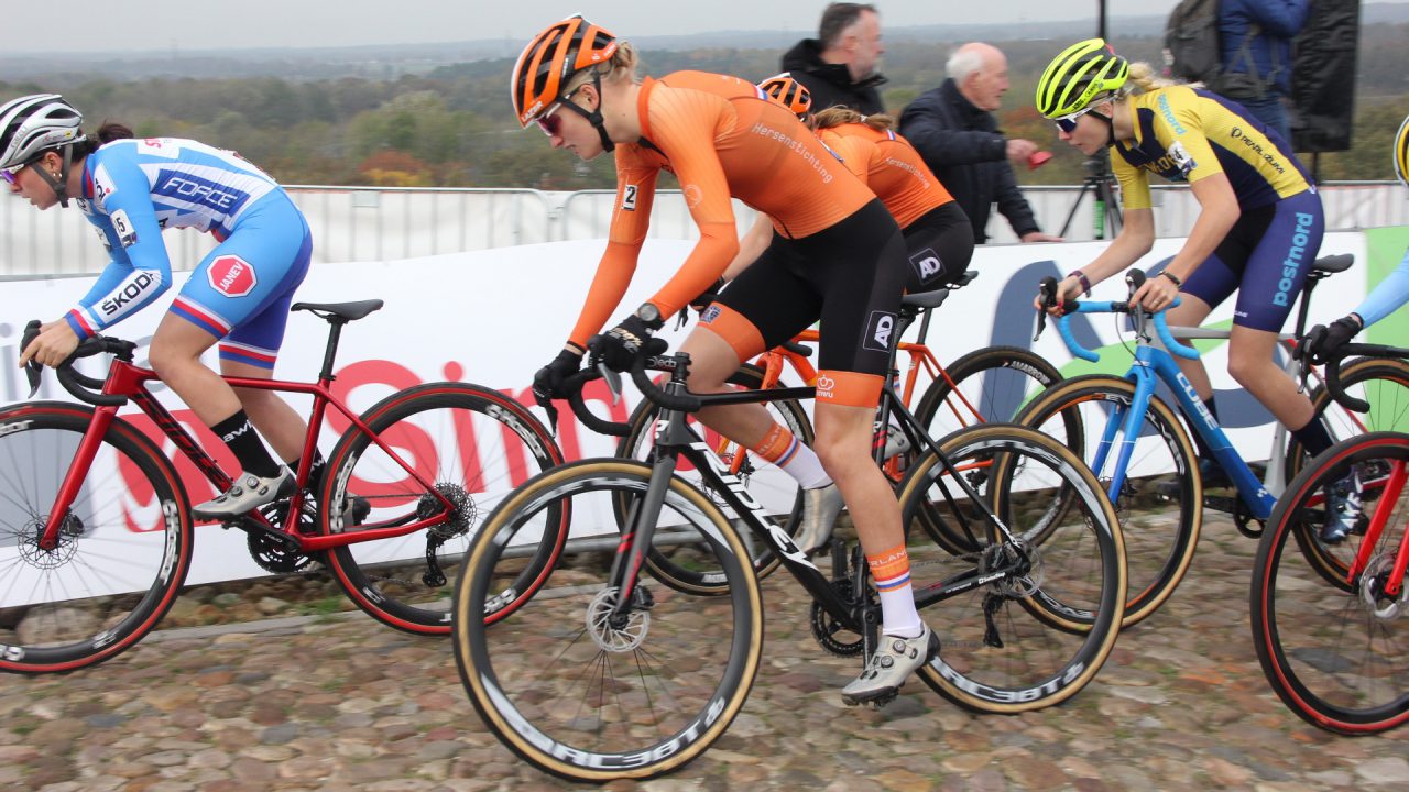 Leonie Bentveld wereldkampioen gemengde aflossing in Hulst