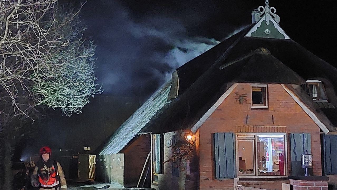 VIDEO: Brand in woonboerderij in Surhuizum
