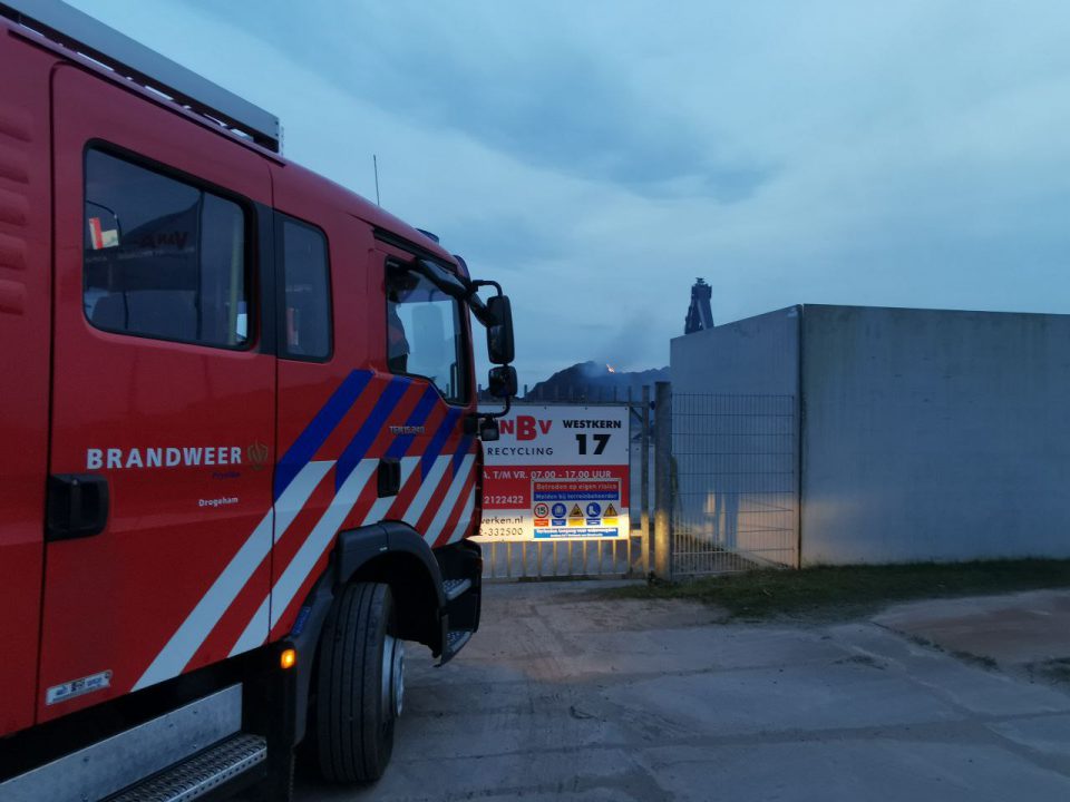 VIDEO: Brand in compostbult op bedrijventerrein Kootstertille