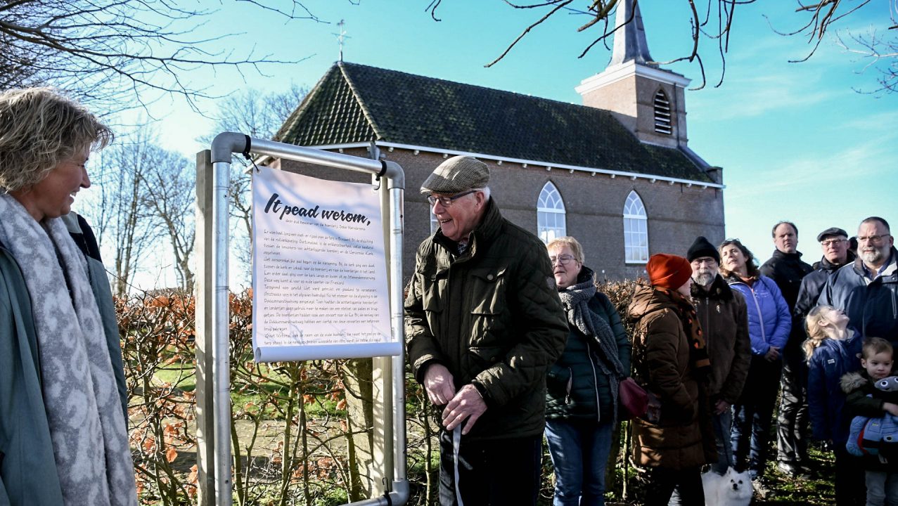 Wandelaars en wethouder Breeuwsma openen wandelpad in Burdaard