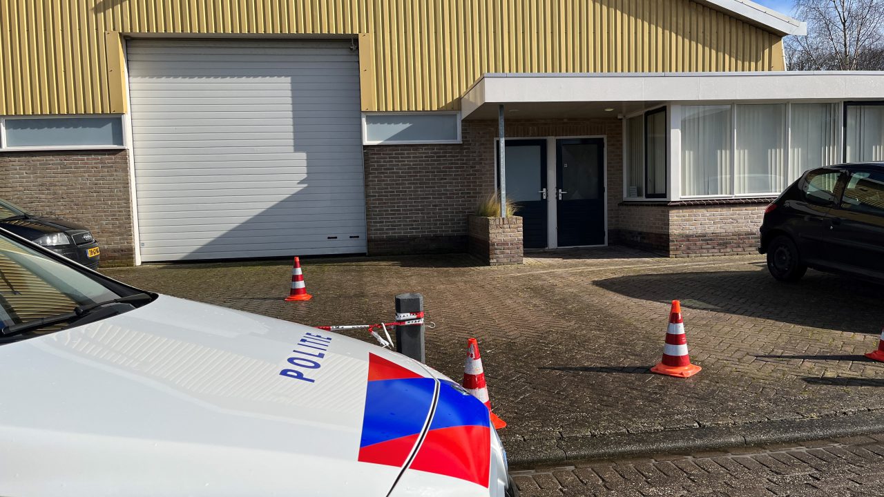 VIDEO: Drie aanhoudingen na inbraak en schietpartij bij hennepkwekerij Feanwâlden - RTV NOF