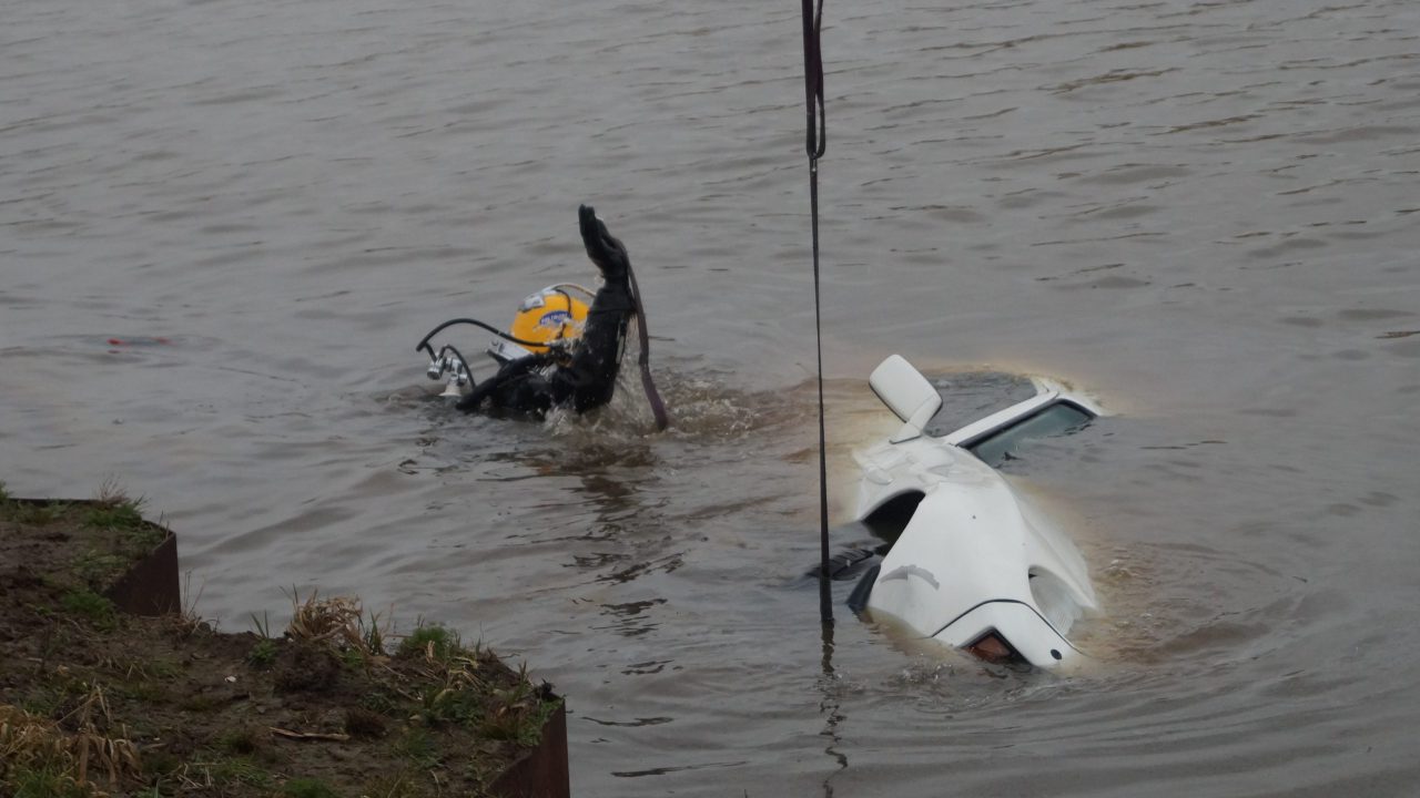 VIDEO: Antieke Porsche belandt in Trekvaart