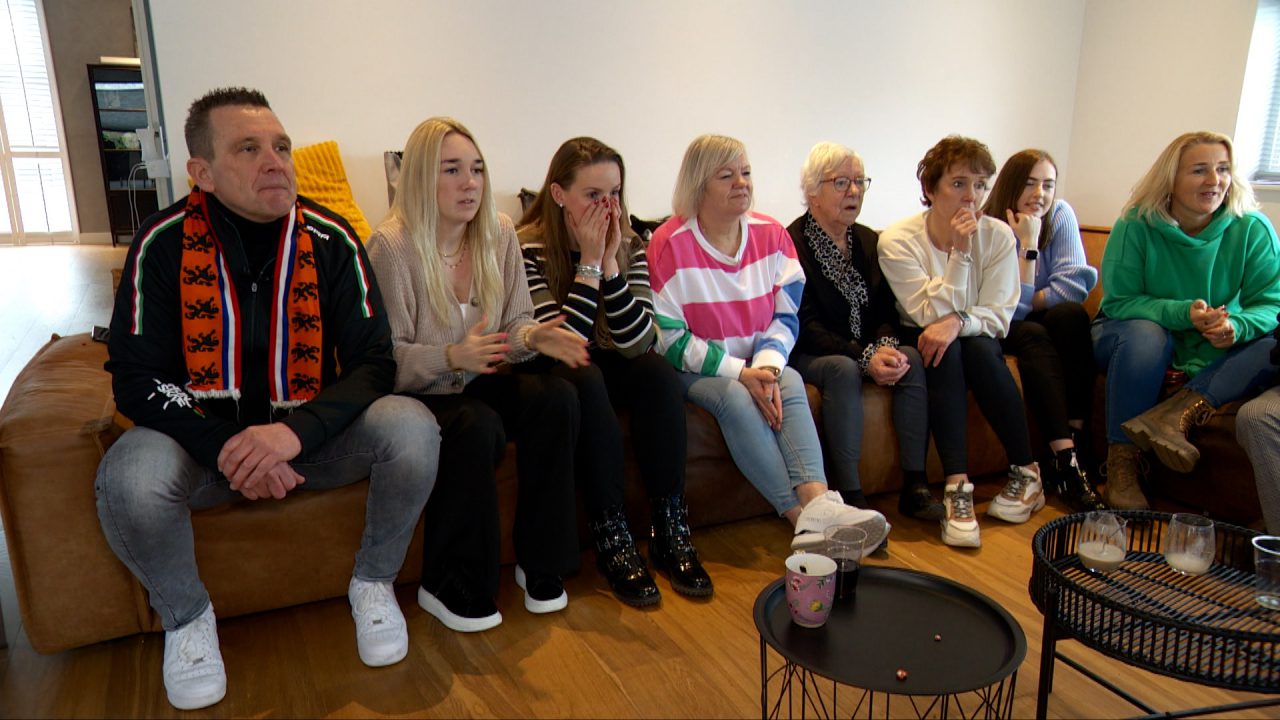 VIDEO: Oranje- en stadiongevoel op de bank bij de familie van Sven Roes