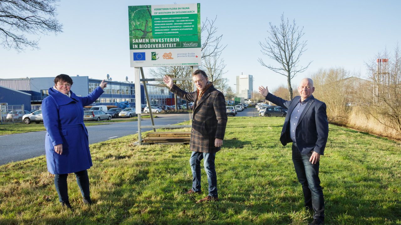 Wethouders plaatsen borden project biodiversiteit op industrieterreinen bij Kootstertille en Easterm