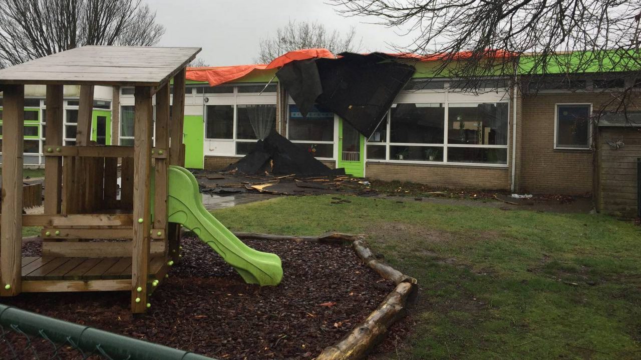 Bitumen dakbedekking van kinderopvang in Tytsjerk gewaaid