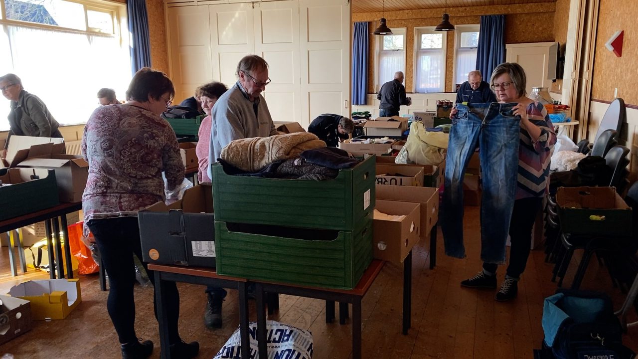 VIDEO: Inzamelingsactie in Surhuizum voor Oekraïne