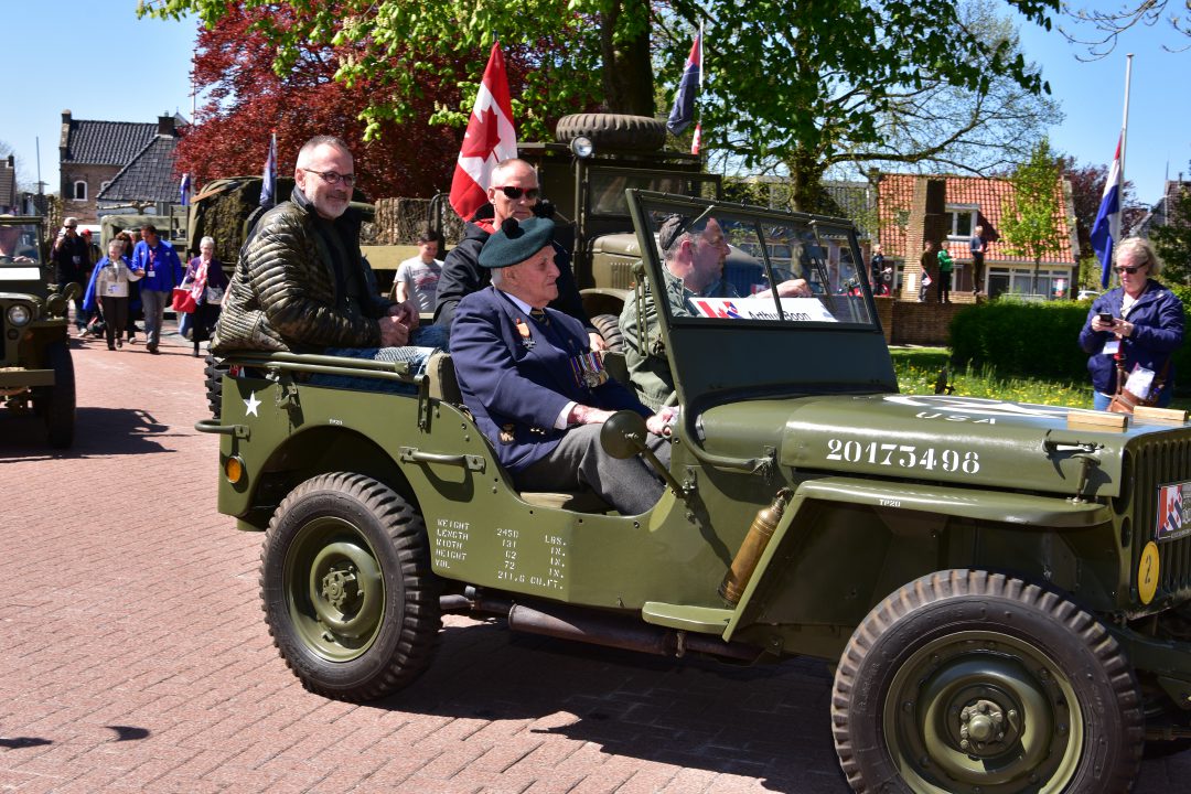 Veteranen ontvangen met erehaag