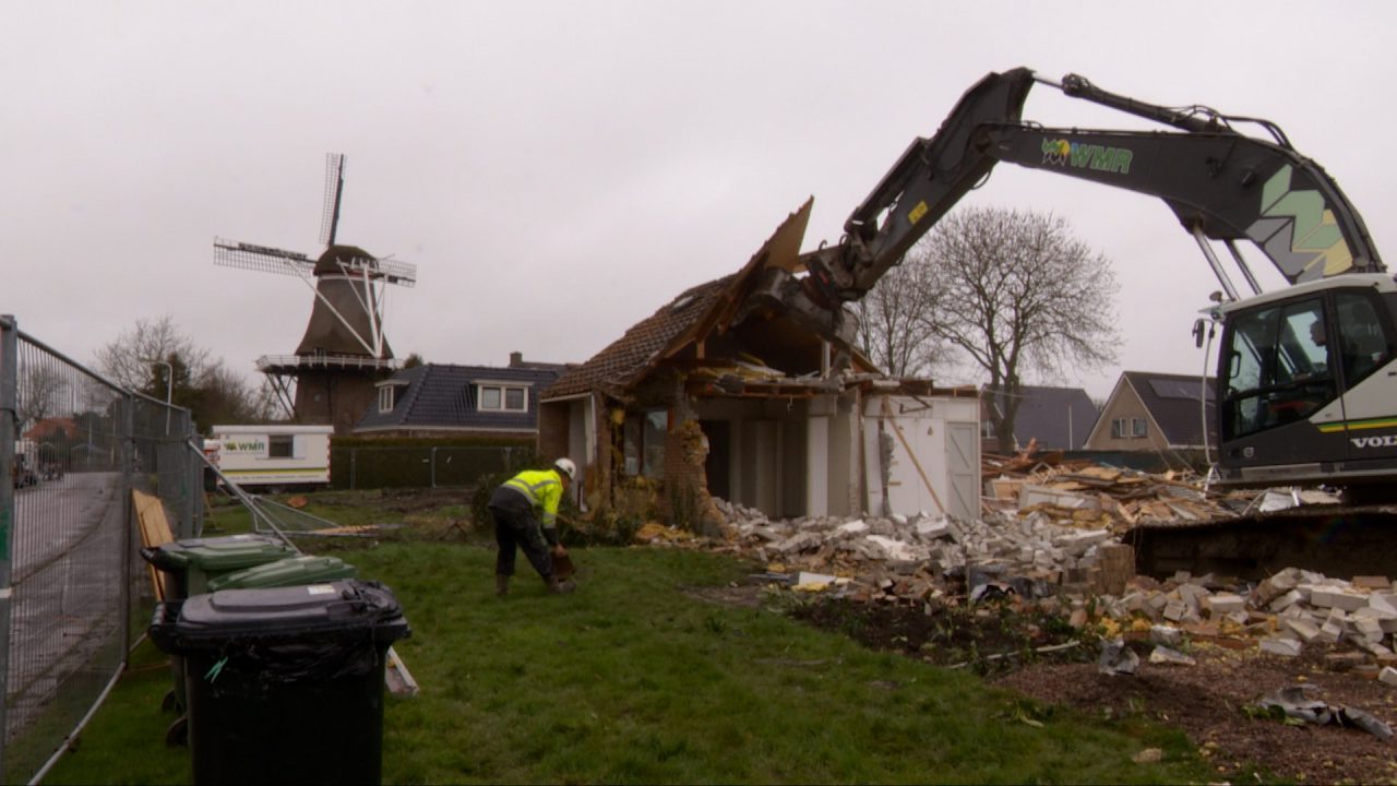 VIDEO: 56 huurwoningen in Holwerd en Anjum tegen de vlakte