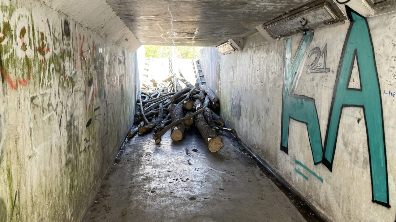 Fietstunneltje Kollumerzwaag geblokkeerd met hout