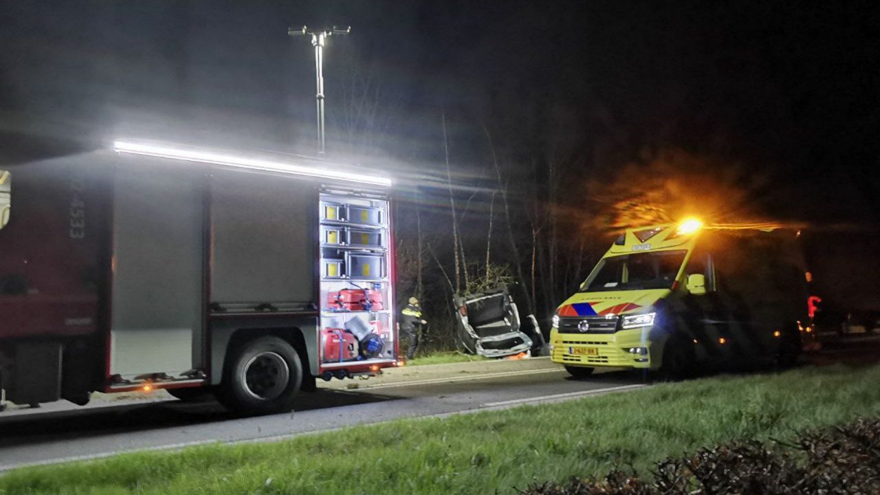 Bestelauto over de kop op de N358 bij Surhuizum