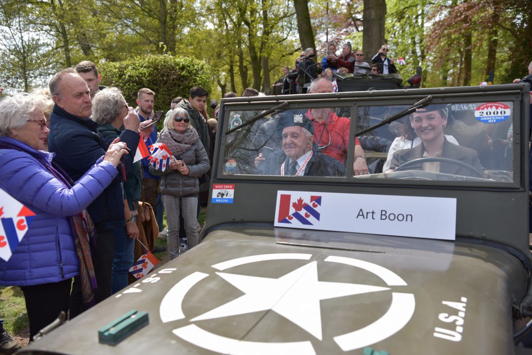 VIDEO: Canadese bevrijders na 77 jaar warm onthaald in Aldtsjerk