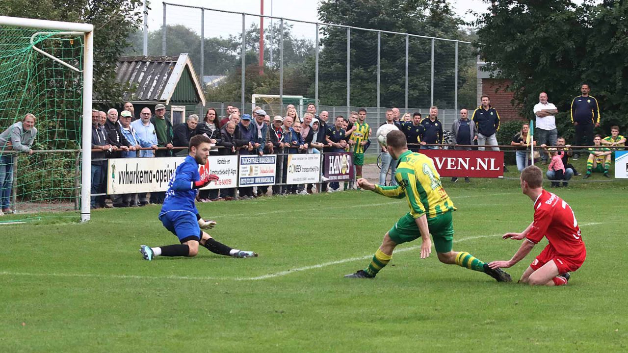 Dood of de gladiolen bij streekderby Opende-Harkema Opeinde