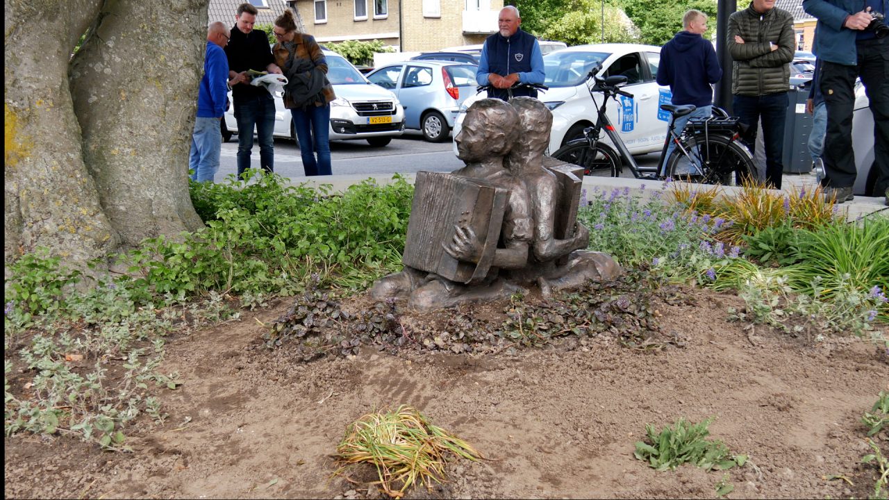 VIDEO: Onthulling nieuw kunstwerk centrum Gytsjerk