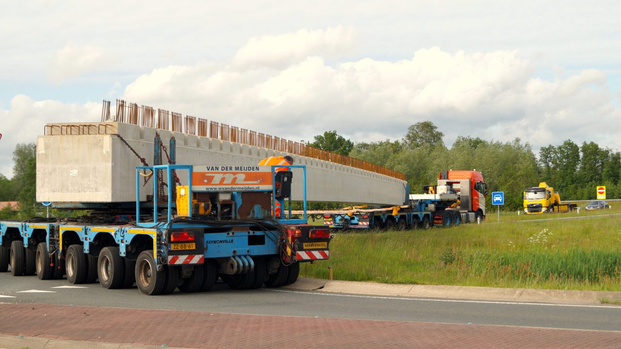VIDEO: Groot transport van Haitsma Beton bij De Westereen