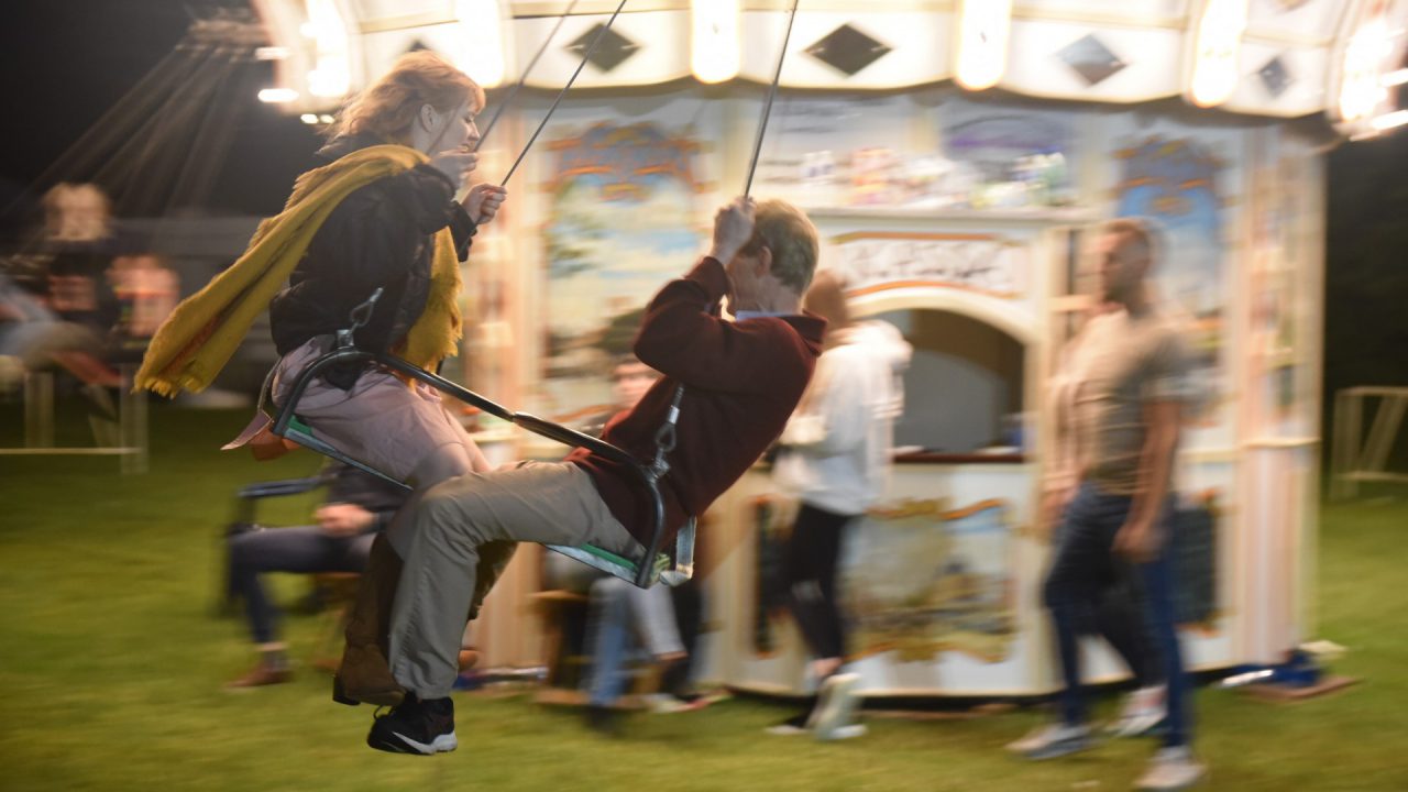 TE ZIEN IN… Aflevering 177: Kermis, opgooizweefmolen op jaarlijks dorpsfeest in Aldtsjerk
