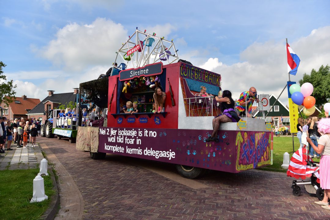 Grote versierde optocht door Holwerd