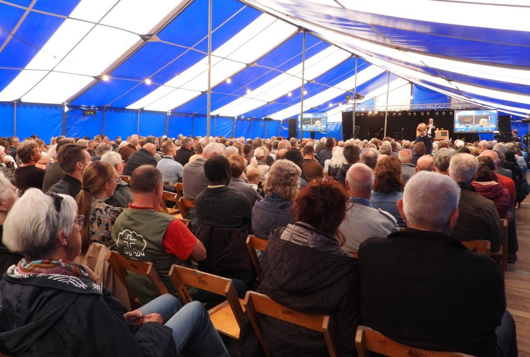 Dienst Veenklooster vanwege het slechte weer in tent