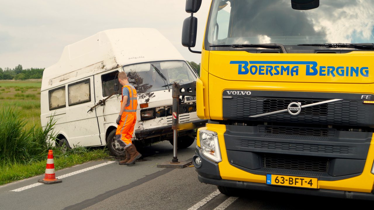 Camper in de sloot langs de N355 bij Jistrum